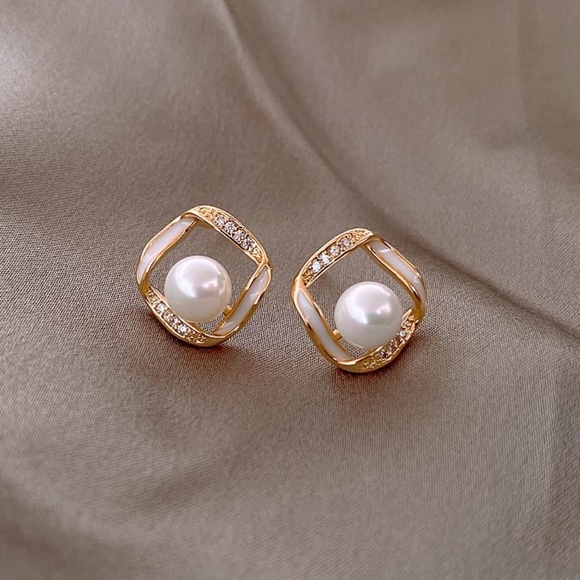 **ARACELI* Gold x Pearl Fashion Stud Earrings - Picture 2 of 5
